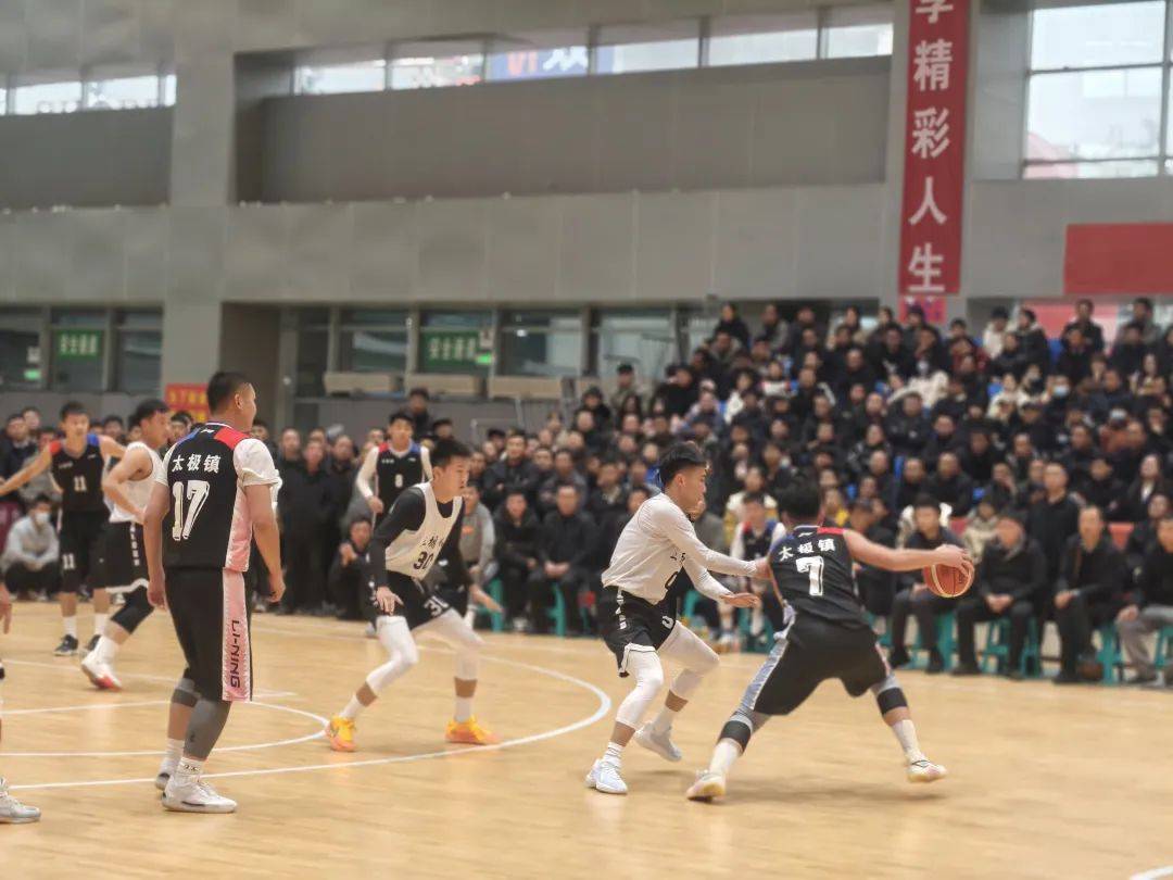 星空体育中国-小镇篮球联赛带火本地体育产业，激发全民热情的简单介绍