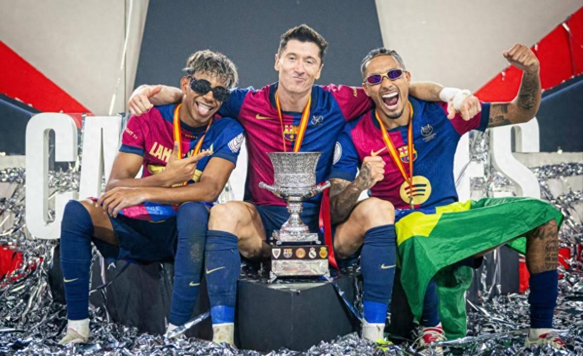 包含世界足球冠军杯，豪门强势出击争夺荣耀的词条