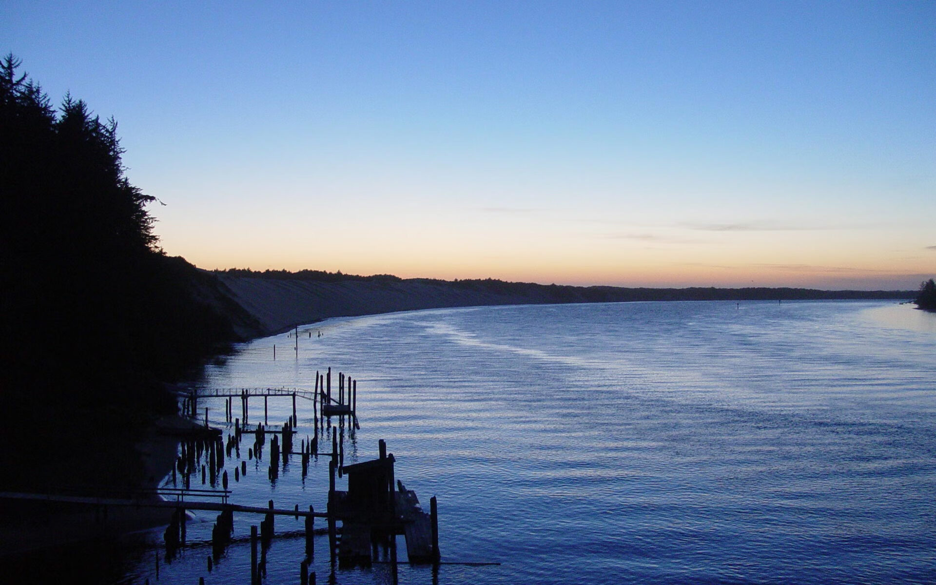 公牛训练结束后组织战术问答考验球员理解,公牛教练组