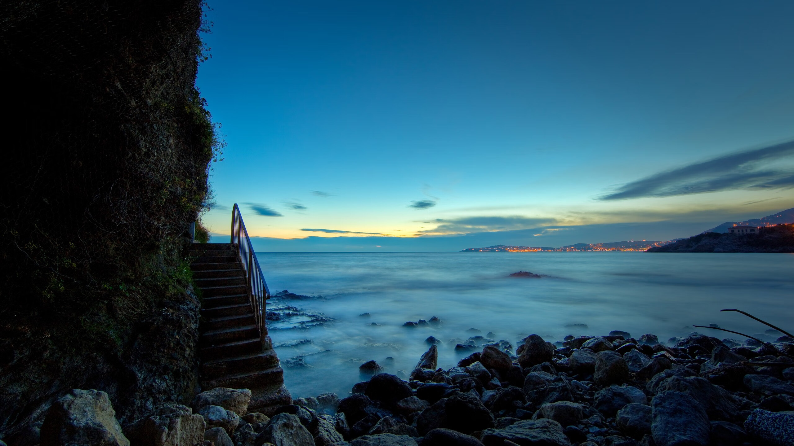 跨界合作打造足球主题的文创产业园，引领新经济增长点，足球文化公园