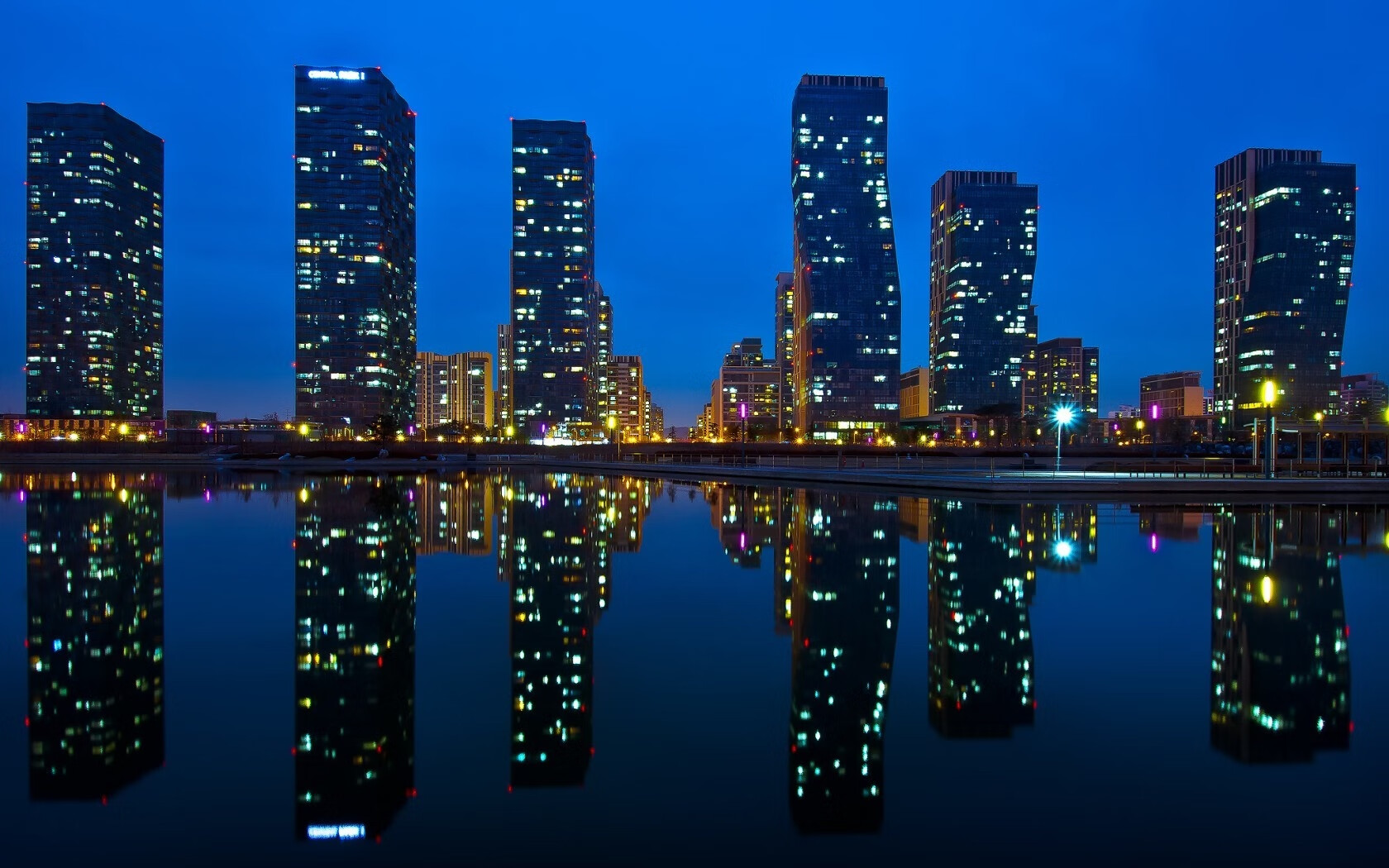 隆戈的冲击力让全黑队进攻节奏变得难以预测，隆的vskill